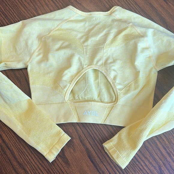 AYBL seamless long sleeve crop top yellow size medium with cut outs - Picture 7 of 7